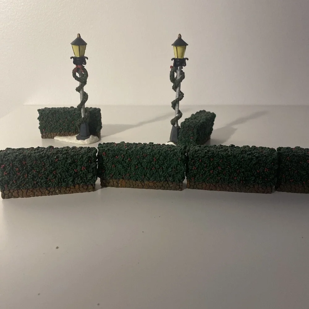 St. Nicholas Square Street Lamp Post & Hedges Village Collection Set Of 6